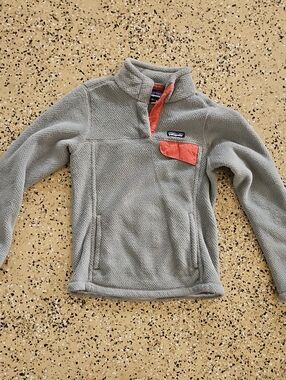 Patagonia Womens Heather Gray Fleece Pullover with Coral Accent